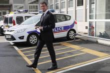 Manuel Valls devant un commissariat de l'Essonne.