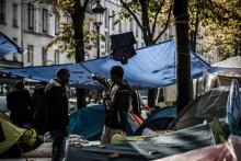 Des migrants dans un campement de fortune à Paris.
