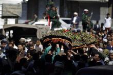 Les habitants de Sanaa enterrent leur ancien maire qui a trouvé la mort lors du raid aérien du samedi 8