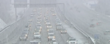 Des embouteillages sous la neige sur l'autoroute des vacances.