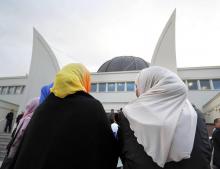 Deux femmes voilées devant la mosquée de Strasbourg.