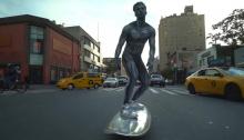 Jesse Wellens parcours les rues de New York déguisé en surfeur d'argent