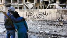 Des habitants d'Alep dans les ruines.