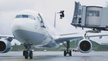 Jason Paul saute dans un avion.