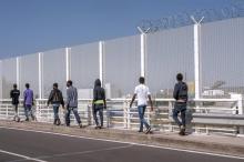 Des migrants de la Jungle de Calais sur une route d'accès au port.