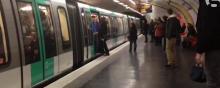 Des "fans" de Chelsea empêchent un homme de couleur de rentrer dans le métro parisien.