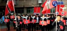 Un défilé de lycéen sur le thème "Adolf Hitler"