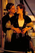 Leonardo DiCaprio s'apprête à embrasser Kate Winslet sur la proue du bateau dans Titanic de James Cameron en 1997. Ce baiser est devenu culte.