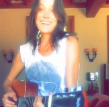 Carla Bruni guitare 