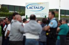 Des producteurs de lait bloquent l'accès à une usine Lactalis.