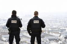 Deux policiers à Paris.