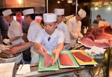 Un restaurateur japonais prépare du thon rouge.