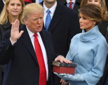 Donald Trump prononçant le serment, la main sur la bible tenue par sa femme, devient le 45e président des Etats-Unis