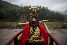 Une statue recouverte d'or représentant un roi chinois, sorte de Robin des bois local, qui pillait l
