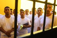 D'anciens membres du gang Barrio 18 vont participer à un cours de catéchisme, à la prison de San Fra