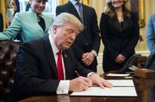 Le président américaine Donald Trump signe un décret, le 30 janvier 2017 dans le Bureau Ovale, à la 