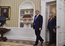 Le président américain Donald Trump et le vice-président Mike Pence arrivent dans le bureau ovale à 
