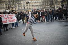 Des manifestants contre les violences policières, place de la République à Paris, le 18 février 2017