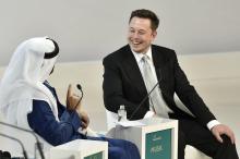 Le patron fondateur de Tesla, Elon Musk, et le ministre des Affaires du Cabinet des Emirats arabes u