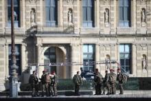 Patrouille militaire devant le musée du Louvre le 3 février 2017 à Paris