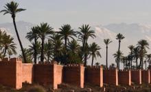 Les murs des Jardins de l'Agdal à Marrakech, avec vue sur les montagnes de l'Atlas, le 29 décembre 2