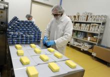 Un employé d'une coopérative basque emballe du beurre produit à Aldudes, dans le sud de la France, l