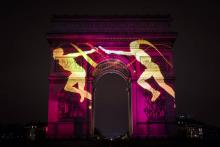 Des images autour de la candidature de Paris pour les JO-2024 sont projetées sur l'Arc de Triomphe, 