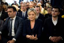 Florian Philippot (G), Marine Le Pen et Fabien Engelmann, le 9 décembre 2016, lors d'un meeting à Pa
