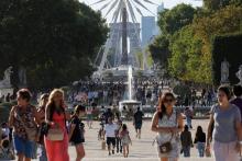 Des touristes et des Parisiens dans le jardin des Tuileries à Paris le 1er septembre 2016
