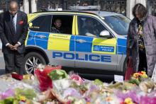 Hommages aux victimes de l'attentat de Londres déposés, le 27 mars 2017, devant le Parlement britann