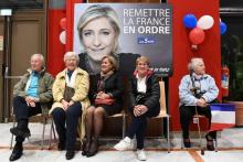 Des militants assis avant un meeting de la présidente du Front national le 15 mars 2017 à Saint-Raph
