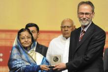 Le mathématicien français Yves Meyer, le 19 août 2010 à Hyderabad, en Inde, reçoit le prix Gauss déc