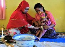 Une fillette indonésienne préparée pour l'excision à Gotontalo, en Indonésie, le 20 février 2017