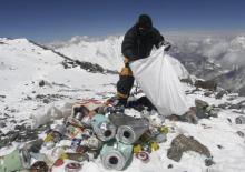 Un sherpa népalais ramasse des déchets abandonnés par des alpinistes sur les pentes de l'Everest à 8