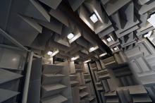 Photo d'une chambre anéchoïque absorbant les ondes électromagnétiques, de la société Liebherr-Aerosp