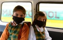 Des écolières portent des masques pour se protéger de la pollution, à New Delhi, le 10 novembre 2016