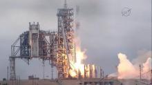 Capture d'écran de NASA TV d'une fusée Falcon 9 de la société américaine SpaceX qui décolle avec un 