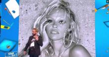 Cyril Hanouna appelle Pamela Anderson.