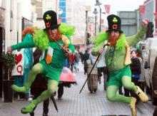En Irlande comme en France, la Saint-Patrick se fête ce vendredi. A cette occasion l'ambiance battra son plein dans les pubs où les fêtards boiront de la bière sur des morceaux de musiques irlandais.