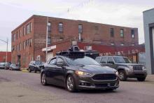 Une voiture autonome d'Uber dans les rues de Pittsburgh.