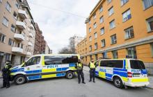 Des policiers suédois bloquent la rue menant au tribunal de Stockholm où Rakhmat Akilov, le principa
