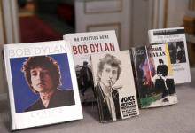 Des ouvrages consacrés au musicien américain Bob Dylan exposés le 13 octobre 2016 à Stockholm