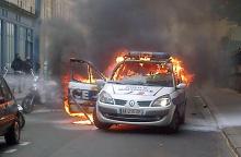 La photo, prise par un téléphone, du véhicule de police incendié le 18 mai 2016 à Paris en marge d'u