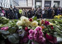 Des Suédois observent une minute de silence le 10 avril 2017 à Stockholm, en hommage aux victimes de