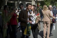 Un couple d'Espagnols à la fête du livre et de la rose le 23 avril 2017 à Barcelone