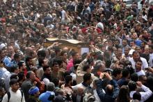 Des chrétiens égyptiens rassemblés le 9 avril 2017 à Tanta pour les funérailles des victimes des att
