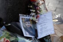 Photo du policier tué et hommage le 21 avril 2017 sur le lieu où il a été assassiné sur les Champs E