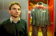 L'historien Laurent Thierry devant des vêtements de déportés exposés au Centre d'histoire et de mémo