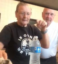 Dans une vidéo publiée début avril sur YouTube, Marietta Spencer a piégé son mari Tomy en lui faisant le coup de la bouteille d’eau. Le couple de personnes âgées est parti dans une franche rigolade. Un moment drôle et attendrissant.