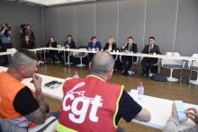 Emmanuel Macron rencontre des délégués des employés de Whirlpool, à la Chambre de commerce et de l'i